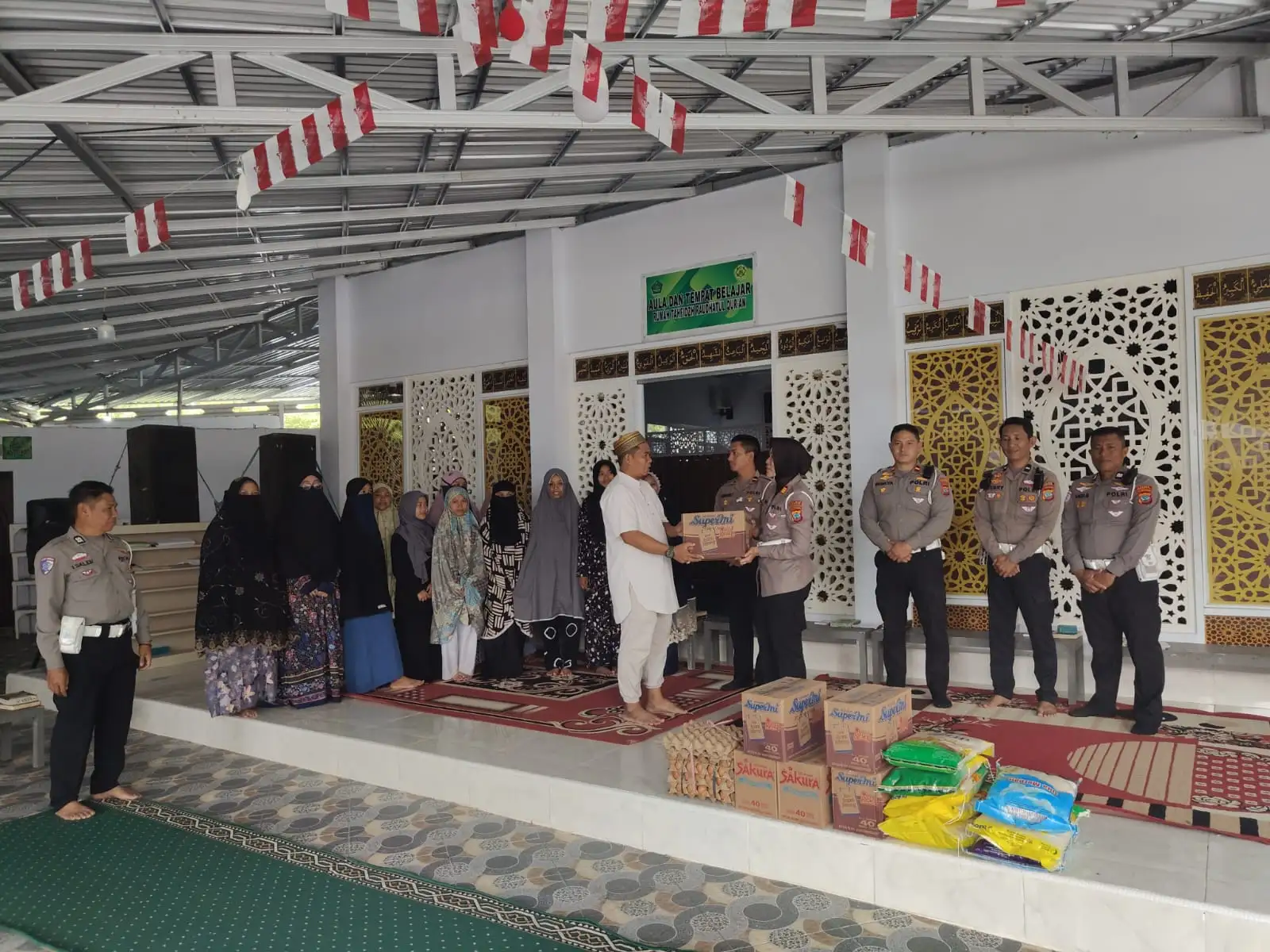 POLRES MINAHASA SALURKAN BANTUAN SOSIAL KE RUMAH TAHFIDZ RAHADATUL QURAN DALAM RANGKA HUT POLANTAS KE-70